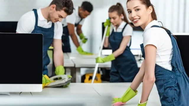 Profissional de limpeza em ambiente de trabalho