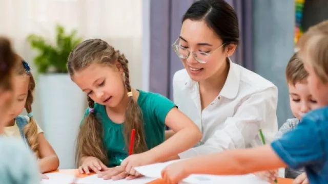 Como estudar Cuidador Escolar: Apoio, Inclusão e Segurança no Ambiente Educacional e transformar o curso em oportunidade