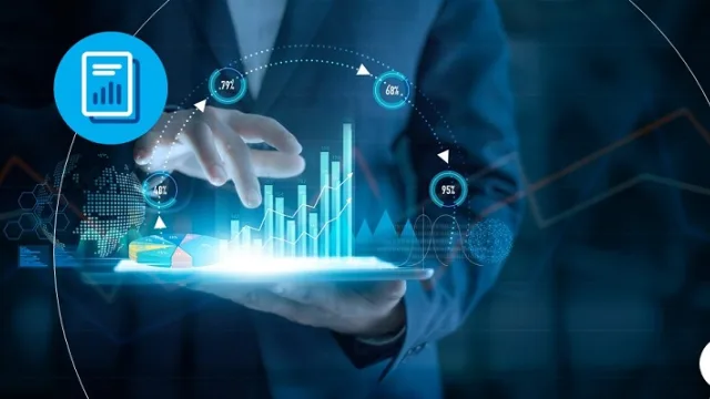 Pessoa estudando dados de mercado em notebook
