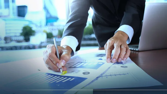 Equipe analisando gráficos e dados de mercado